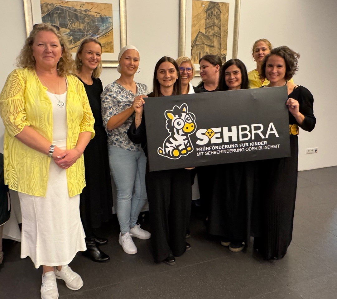 Gruppenbild mit dem Team von SEHBRA und MOKI